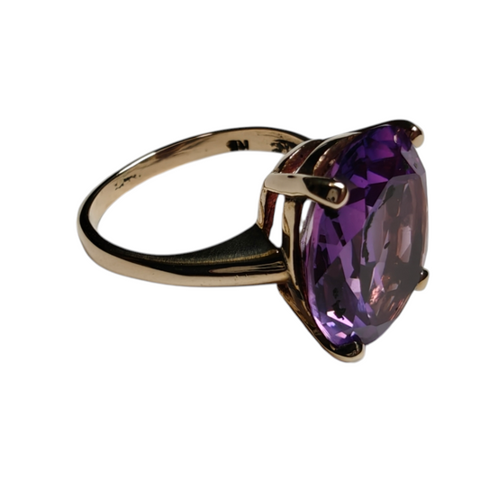 Exquisite 10k Gold Amethyst Solitaire Ring
