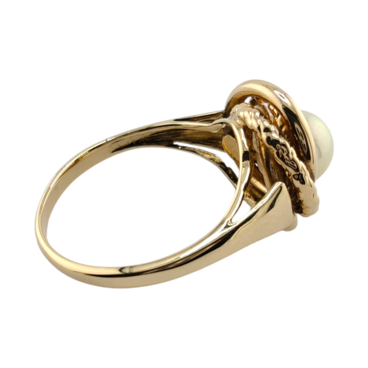 Timeless 14k Yellow Gold Pearl Ring